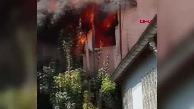 DENİZLİ'DE İKİ KATLI EV, ÇIKAN YANGINDA KULLANILMAZ HALE GELDİ