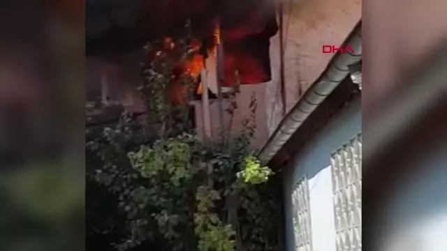 DENİZLİ'DE İKİ KATLI EV, ÇIKAN YANGINDA KULLANILMAZ HALE GELDİ