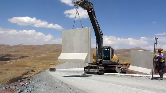 Düzensiz göçmen geçişleri sınır duvarlarıyla engellenecek