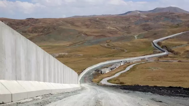 Düzensiz göçmen geçişleri sınır duvarlarıyla engellenecek