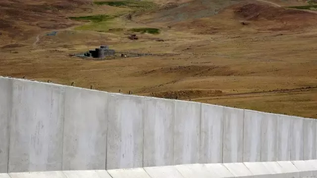 Düzensiz göçmen geçişleri sınır duvarlarıyla engellenecek