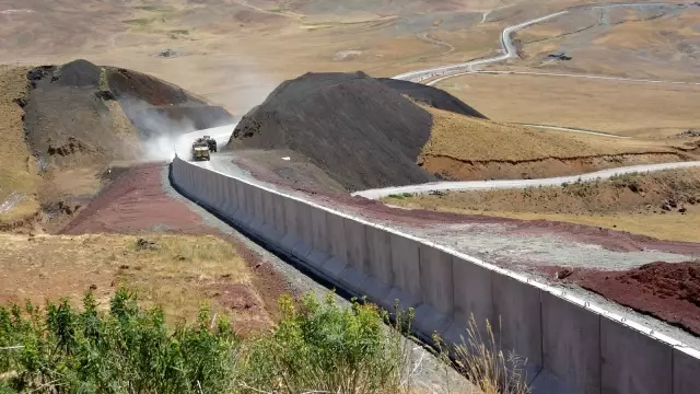 Düzensiz göçmen geçişleri sınır duvarlarıyla engellenecek