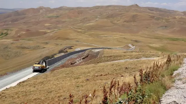 Düzensiz göçmen geçişleri sınır duvarlarıyla engellenecek