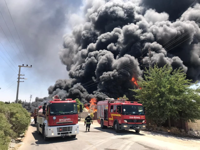 Gaziantep'teki bir depoda yangın çıktı! Çevredeki evler boşaltıldı, yangına müdahale ediliyor