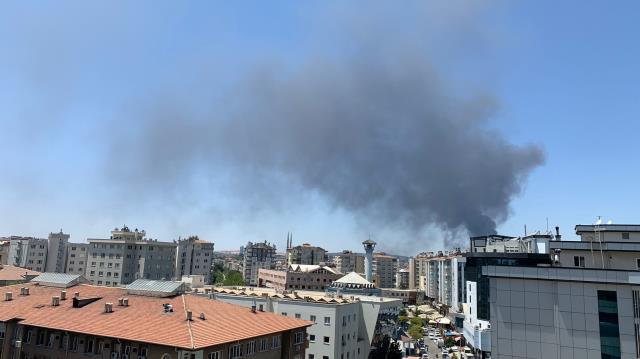 Gaziantep'teki bir depo alevlere teslim oldu! Çevredeki evler boşaltıldı, ekipler yangına müdahale ediyor