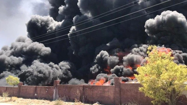 Gaziantep'teki bir depo alevlere teslim oldu! Çevredeki evler boşaltıldı, ekipler yangına müdahale ediyor