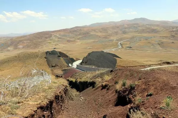İRAN SINIRINDA KAÇAK GEÇİŞLERİ ENGELLEMEK İÇİN BETON DUVAR ÖRÜLÜYOR