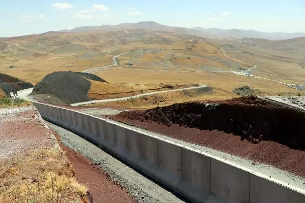 İRAN SINIRINDA KAÇAK GEÇİŞLERİ ENGELLEMEK İÇİN BETON DUVAR ÖRÜLÜYOR