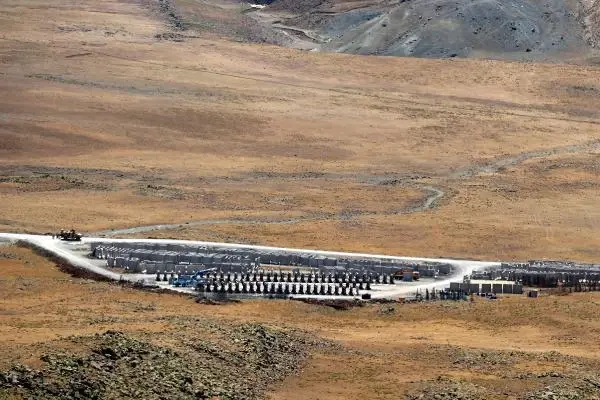 İRAN SINIRINDA KAÇAK GEÇİŞLERİ ENGELLEMEK İÇİN BETON DUVAR ÖRÜLÜYOR