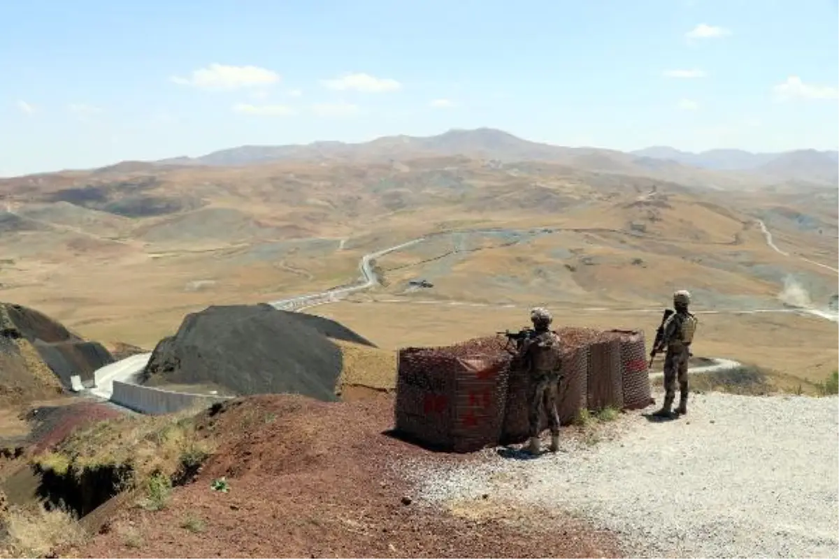İRAN SINIRINDA KAÇAK GEÇİŞLERİ ENGELLEMEK İÇİN BETON DUVAR ÖRÜLÜYOR