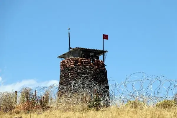 İRAN SINIRINDA KAÇAK GEÇİŞLERİ ENGELLEMEK İÇİN BETON DUVAR ÖRÜLÜYOR