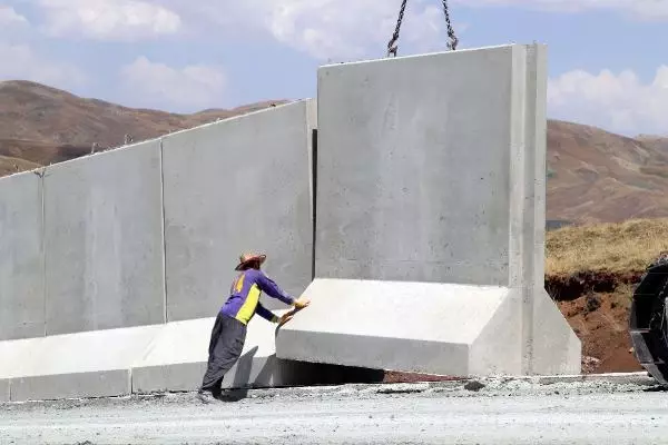 İRAN SINIRINDA KAÇAK GEÇİŞLERİ ENGELLEMEK İÇİN BETON DUVAR ÖRÜLÜYOR