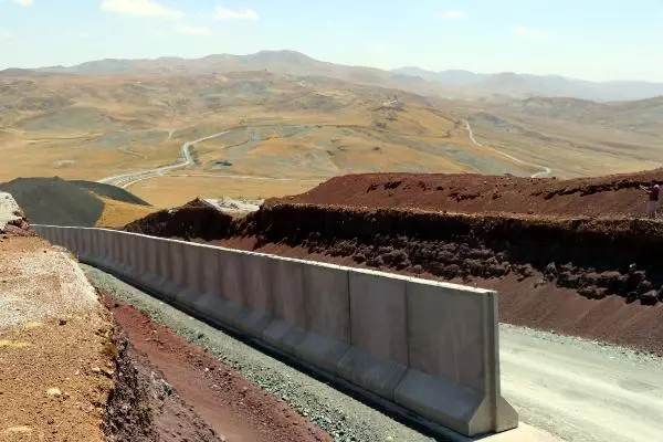 İRAN SINIRINDA KAÇAK GEÇİŞLERİ ENGELLEMEK İÇİN BETON DUVAR ÖRÜLÜYOR