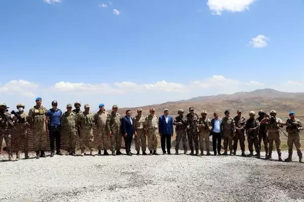 İRAN SINIRINDA KAÇAK GEÇİŞLERİ ENGELLEMEK İÇİN BETON DUVAR ÖRÜLÜYOR