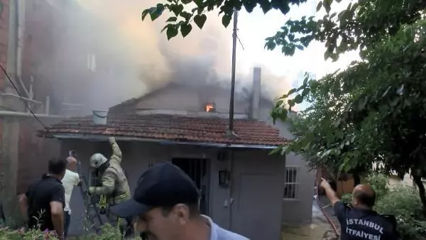 Sarıyer'de gecekondunun çatısında yangın çıktı, mahalleli hortumla su sıkarak söndürmeye çalıştı