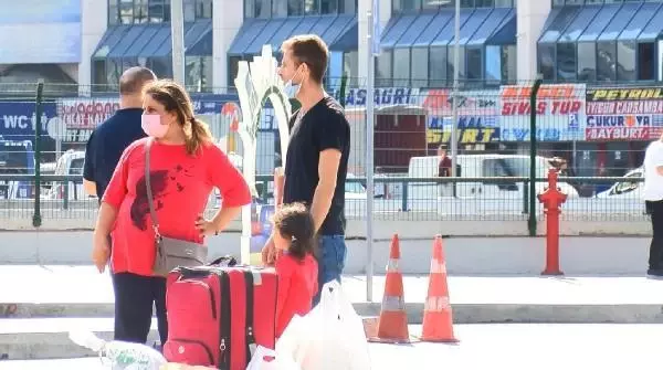 İSTANBULLU TAKSİYE ALINMAMAKTAN YAKINIYOR, TURİST PAZARLIK ETMEDEN BİNMİYOR