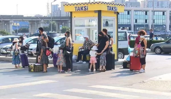 İSTANBULLU TAKSİYE ALINMAMAKTAN YAKINIYOR, TURİST PAZARLIK ETMEDEN BİNMİYOR