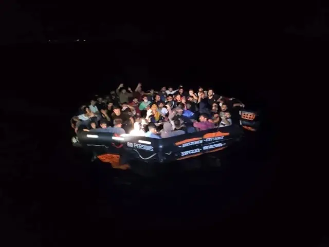 İzmir açıklarında 456 düzensiz göçmen kurtarıldı