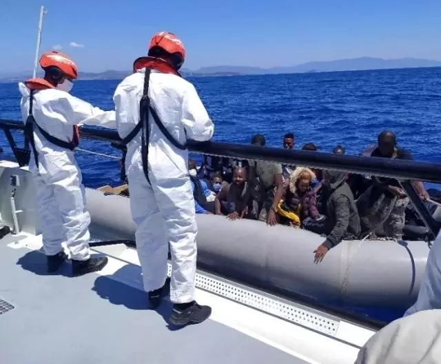 İzmir açıklarında 456 düzensiz göçmen kurtarıldı