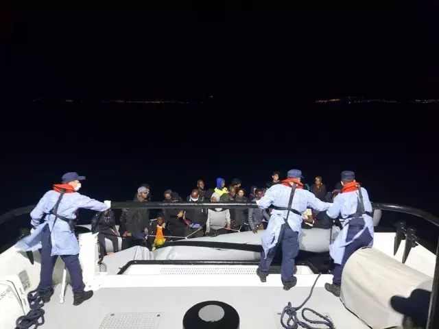 İzmir açıklarında 456 düzensiz göçmen kurtarıldı