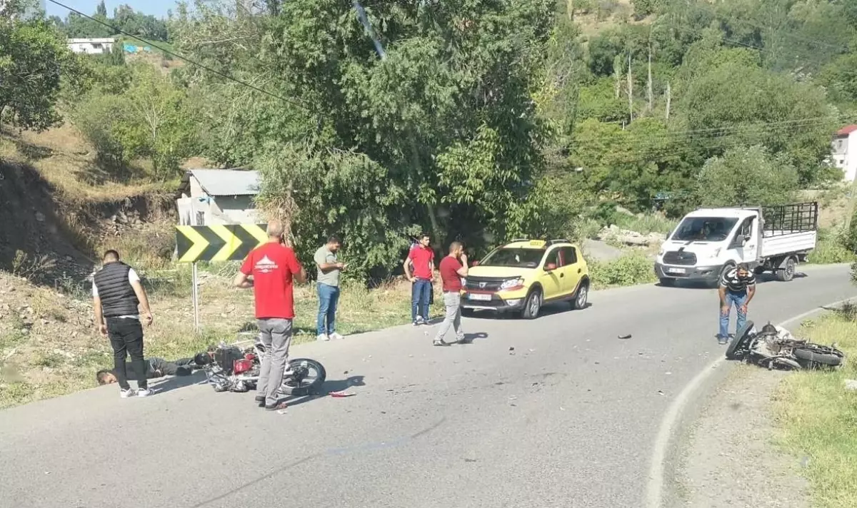 Kars'ta iki motosiklet çarpıştı: 2 yaralı