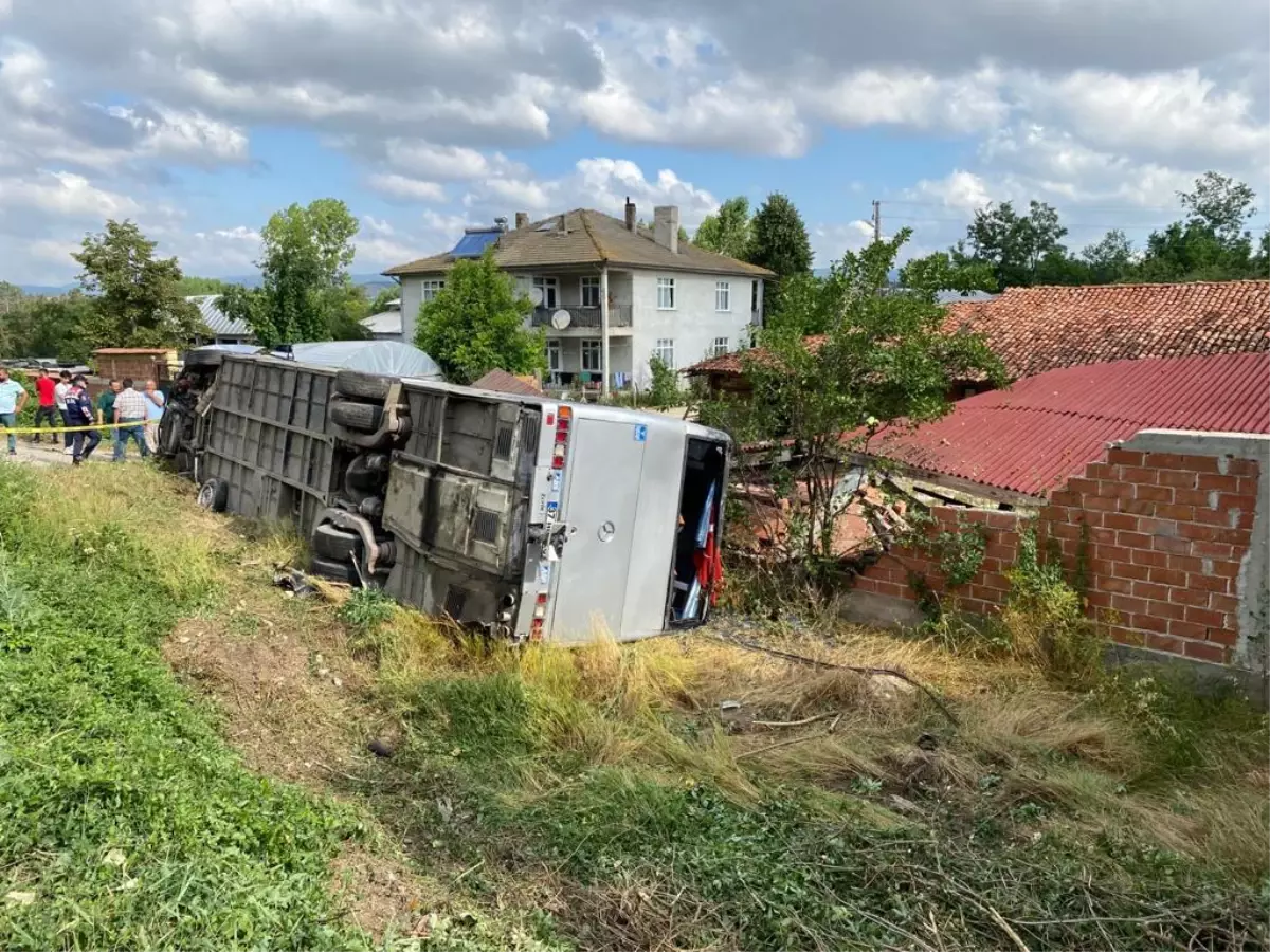 KASTAMONU - Memur servisi ile otomobil çarpıştı