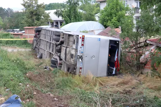 KASTAMONU - Memurları taşıyan otobüs ile otomobil çarpıştı: 18 yaralı