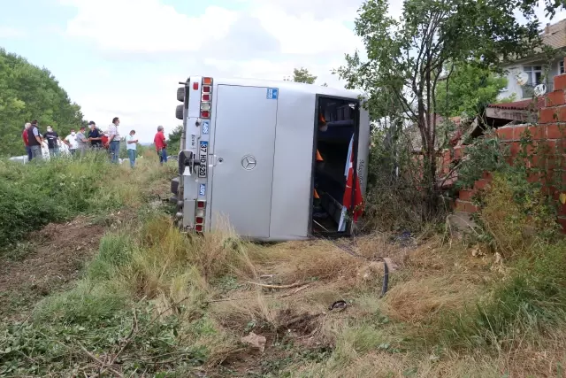 KASTAMONU - Memurları taşıyan otobüs ile otomobil çarpıştı: 18 yaralı