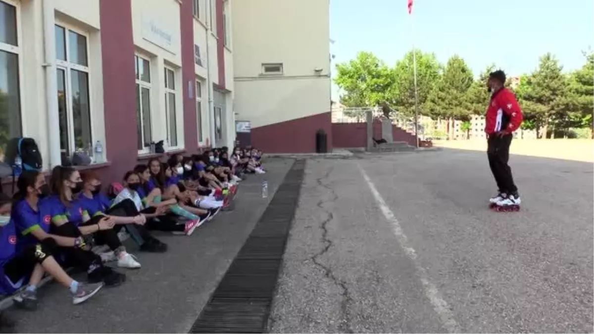 KASTAMONU - Kastamonulu kayakçılar asfaltta antrenman yapıyor