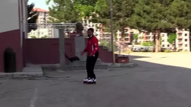 KASTAMONU - Kastamonulu kayakçılar asfaltta antrenman yapıyor