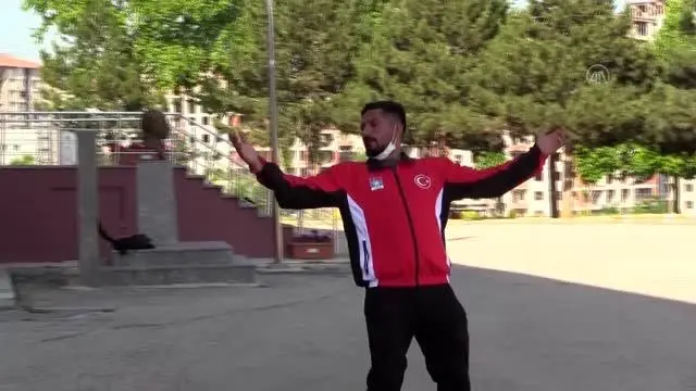 KASTAMONU - Kastamonulu kayakçılar asfaltta antrenman yapıyor