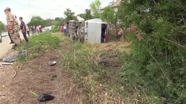 KASTAMONU - Memurları taşıyan otobüs ile otomobil çarpıştı: 18 yaralı