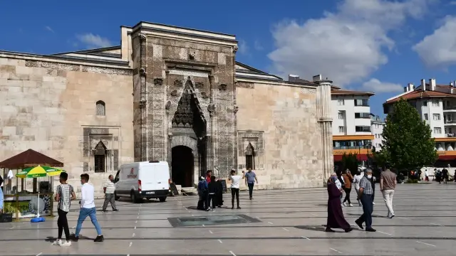 Memleket hasretini sonlandıran Sivaslılar, esnafın yüzünü güldürdü