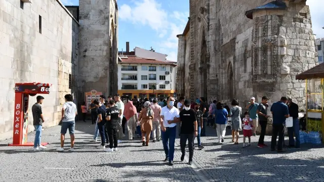 Memleket hasretini sonlandıran Sivaslılar, esnafın yüzünü güldürdü