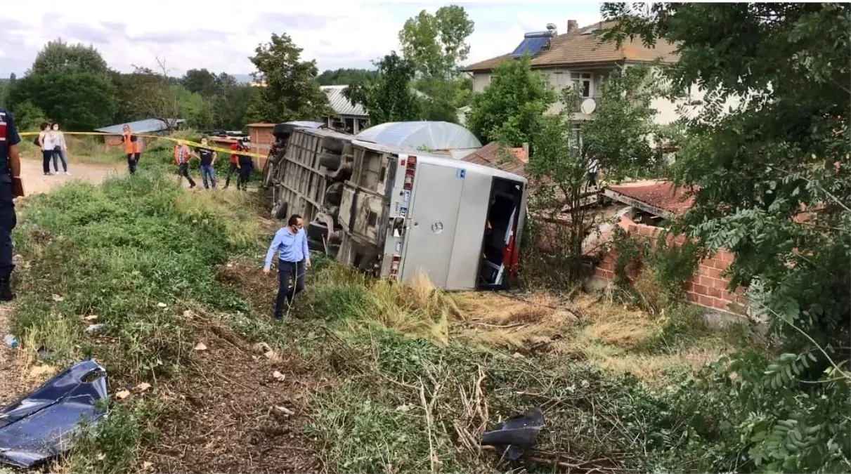 Memurları taşıyan otobüs otomobil ile çarpıştı: 18 yaralı