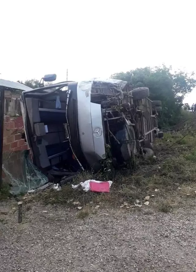 Memurları taşıyan otobüs otomobil ile çarpıştı: 18 yaralı