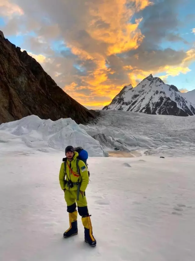 Pakistanlı 19 yaşındaki Kashif, K2 Dağı'na tırmanan en genç dağcı oldu
