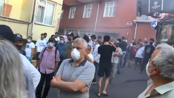 Sarıyer'de gecekondunun çatısında yangın çıktı, mahalleli hortumla su sıkarak söndürmeye çalıştı