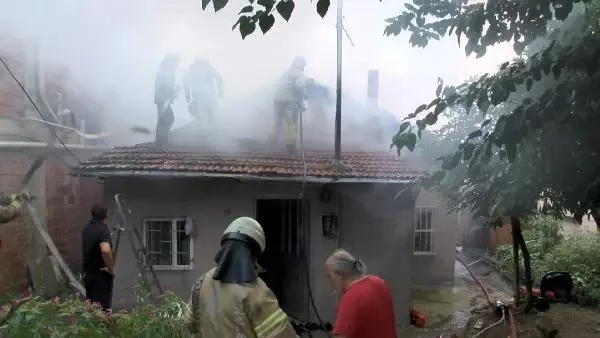 Sarıyer'de gecekondunun çatısında yangın çıktı, mahalleli hortumla su sıkarak söndürmeye çalıştı