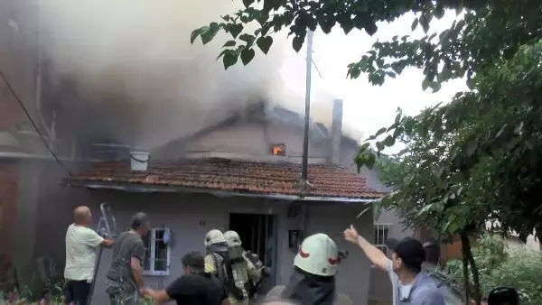 Sarıyer'de gecekondunun çatısında yangın çıktı, mahalleli hortumla su sıkarak söndürmeye çalıştı
