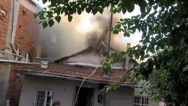 Sarıyer'de gecekondunun çatısında yangın çıktı, mahalleli hortumla su sıkarak söndürmeye çalıştı