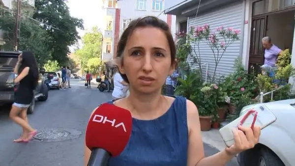 Sarıyer'de gecekondunun çatısında yangın çıktı, mahalleli hortumla su sıkarak söndürmeye çalıştı