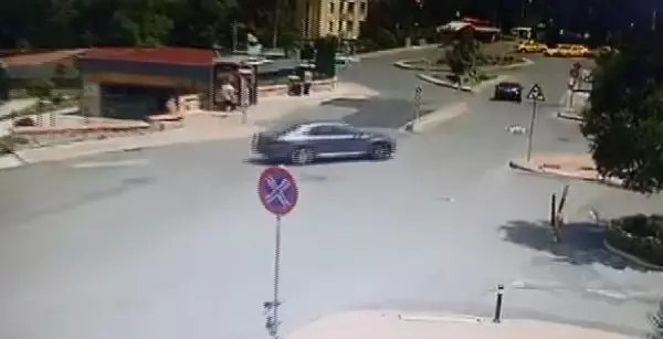 SARIYER'DE YOLDA YATAN KÖPEĞİ EZİP, YOLUNA DEVAM ETTİ