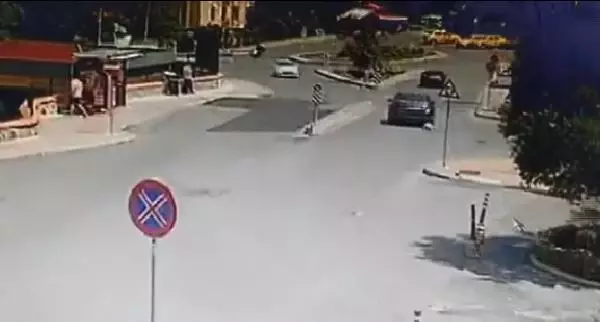 SARIYER'DE YOLDA YATAN KÖPEĞİ EZİP, YOLUNA DEVAM ETTİ