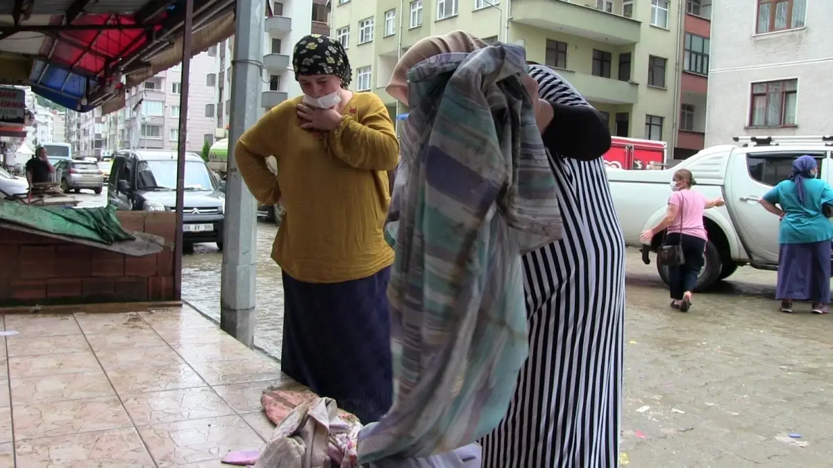 Son dakika gündem: Selde ürünleri zarar gören işletme sahibi ev tekstil ürünlerini yarı fiyatına satışa çıkardı, izdiham yaşandı