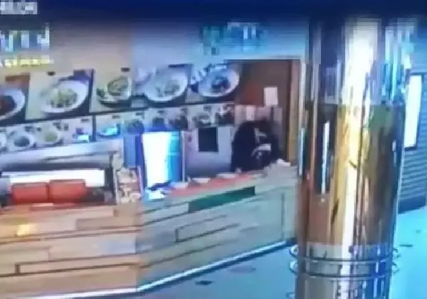 Son dakika haberleri! ŞİŞLİ'DE AVM'DE HIRSIZLIK YAPAN ŞÜPHELİ KAMERADA