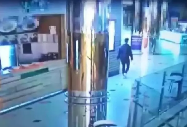 Son dakika haberleri! ŞİŞLİ'DE AVM'DE HIRSIZLIK YAPAN ŞÜPHELİ KAMERADA