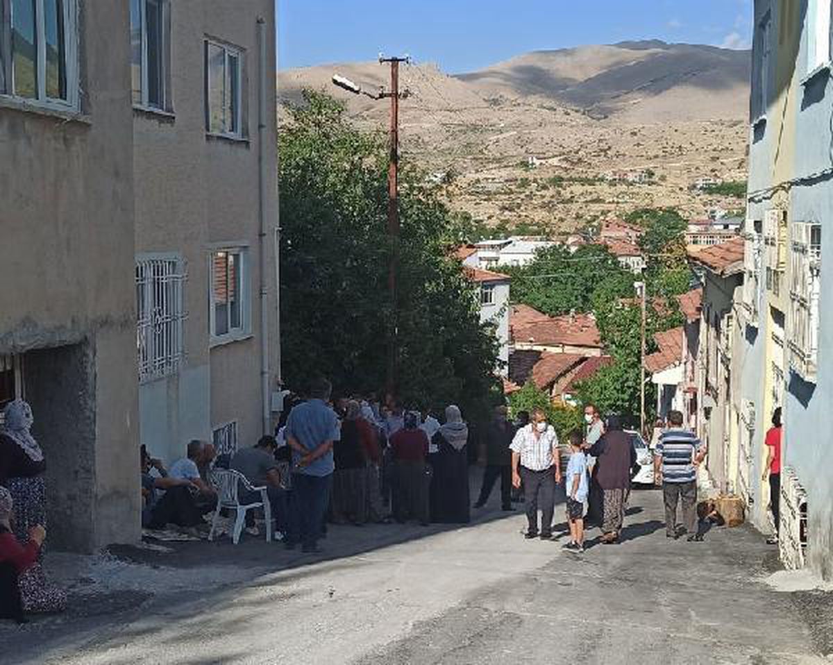 TELEFONU AÇMAYAN EŞİNİ BIÇAKLAYARAK ÖLDÜRDÜ