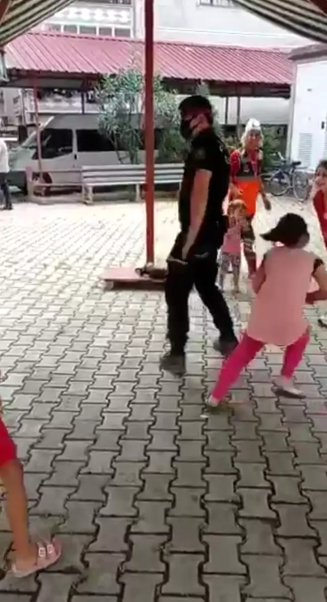 AFAD, Kızılay görevlileri ve çevik kuvvet polisi selzede çocuklarla oyunlar oynayarak moral verdiler