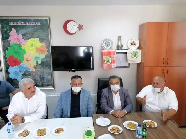 AK Parti teşkilat üyeleri muhtarı dinledi